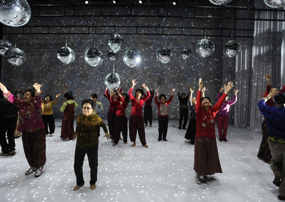 Dancing grandmothers - Eun-Me Ahn · Festival Grec