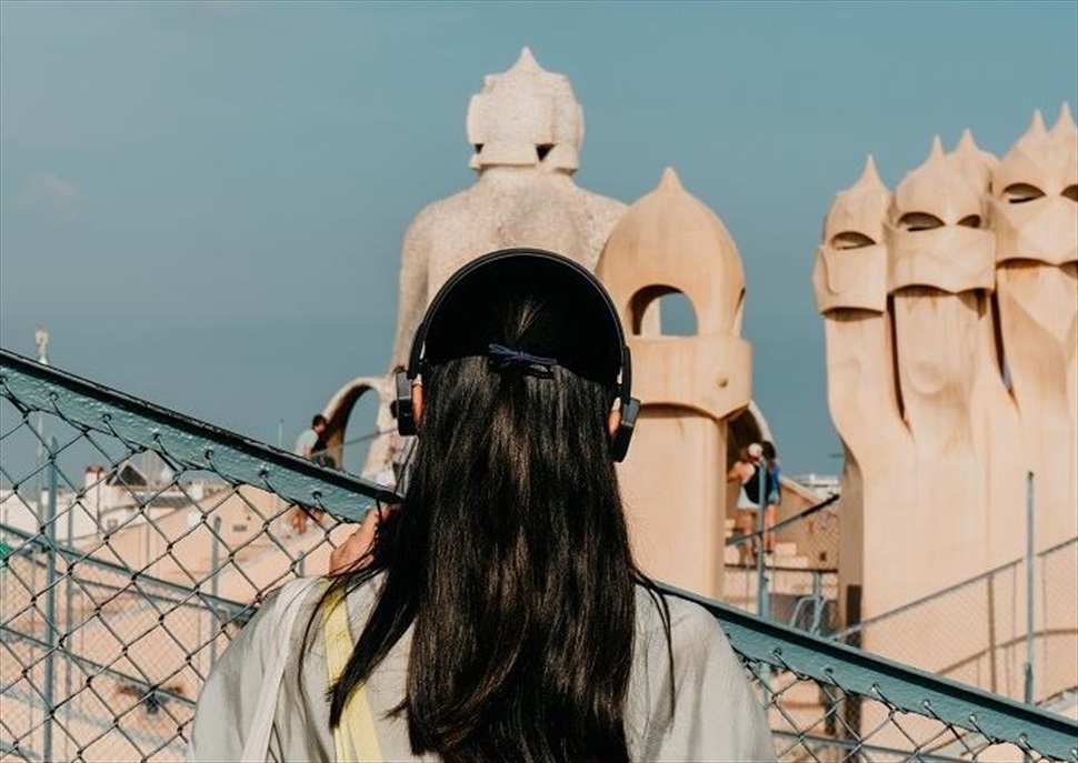 Visita La Pedrera amb la nova audio-guia per a adults i per a infants en català