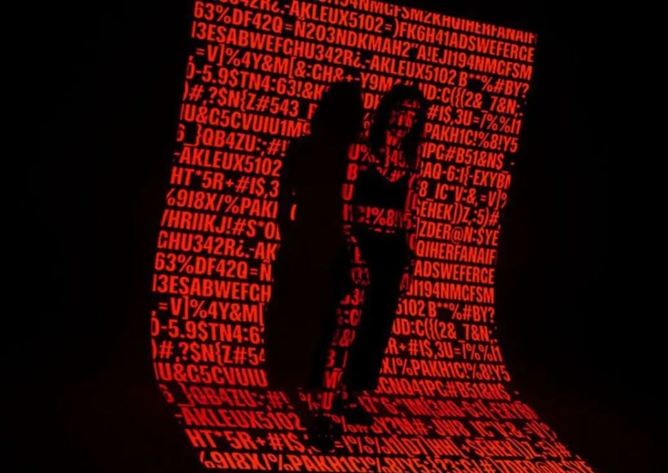 Tallar-se un peu amb una motoserra